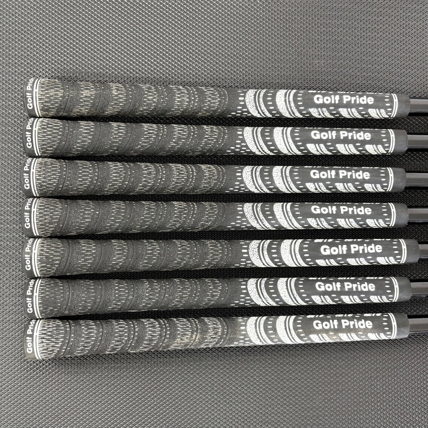TAYLORMADE P790 BATTLE WORN IRON SET