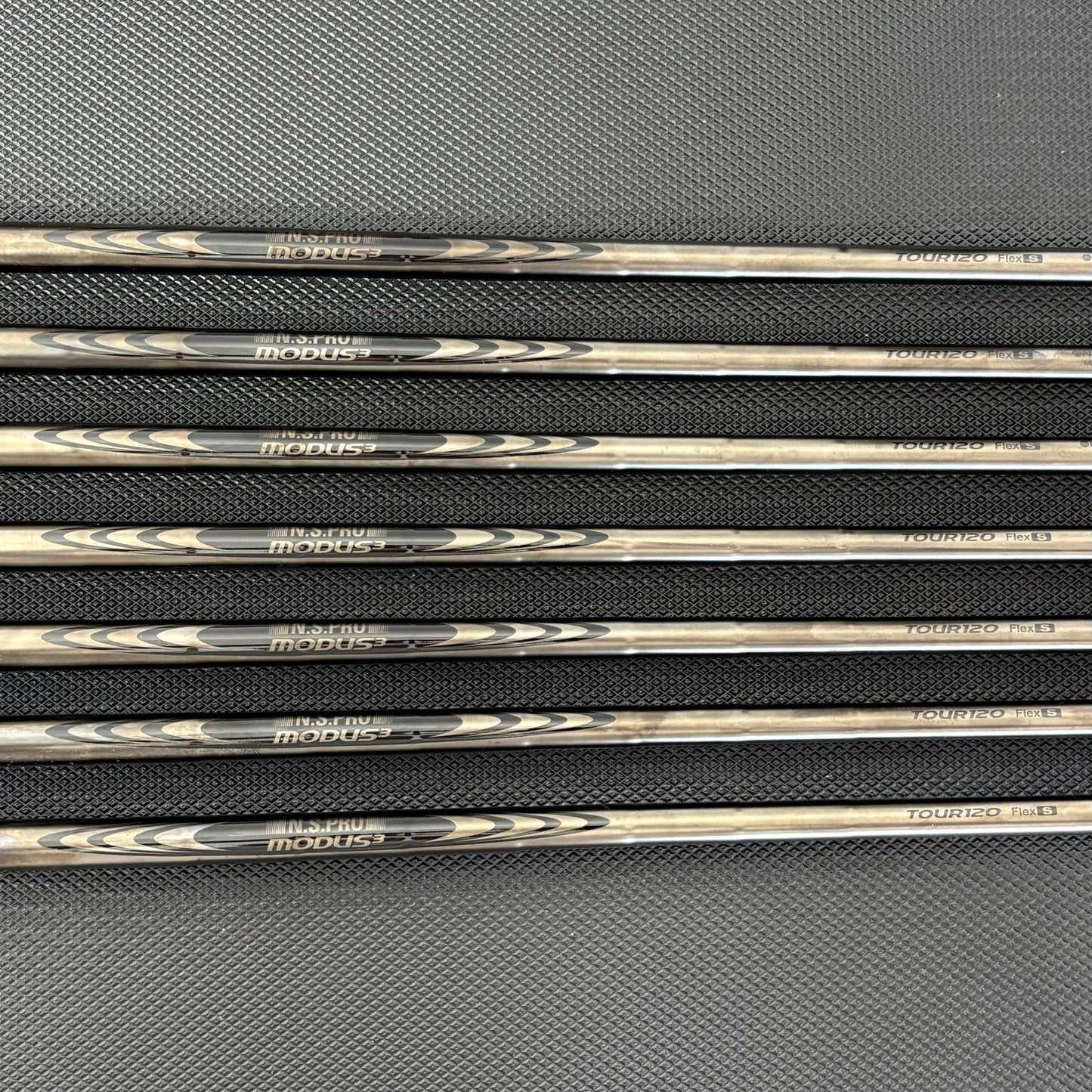 TAYLORMADE P7CB BATTLE WORN IRON SET