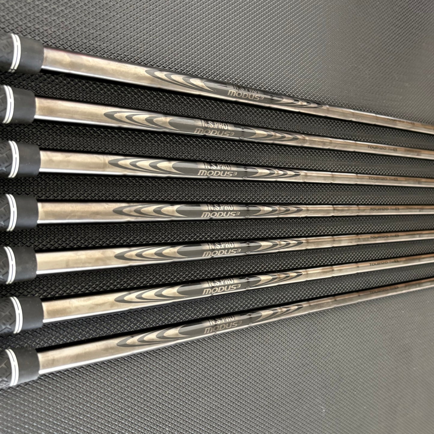 TAYLORMADE P770 BATTLE WORN IRON SET