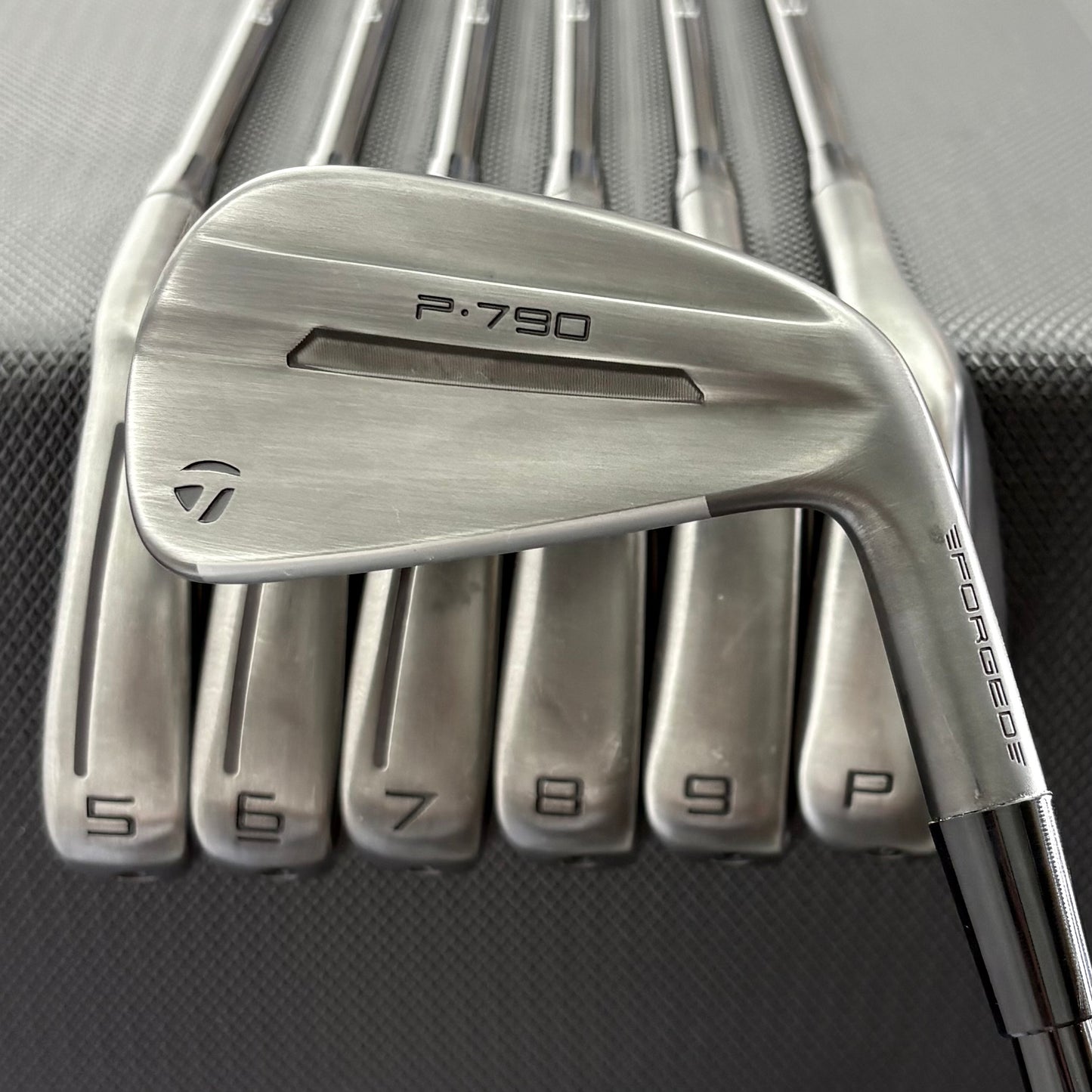 TAYLORMADE P790 BATTLE WORN IRON SET