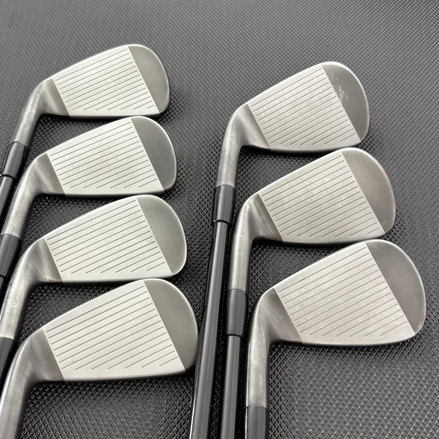 TAYLORMADE P790 BATTLE WORN IRON SET
