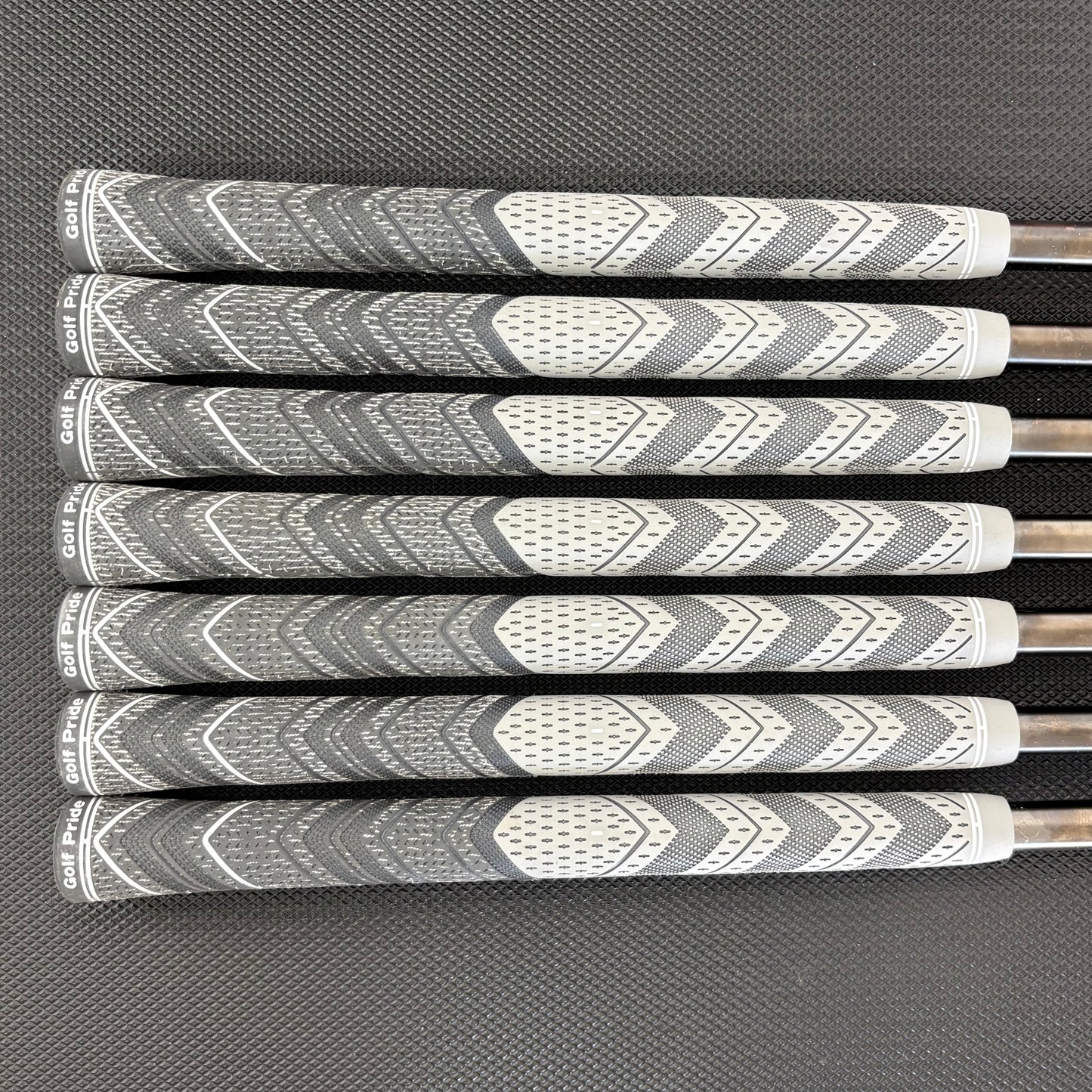 TAYLORMADE P7CB BATTLE WORN IRON SET