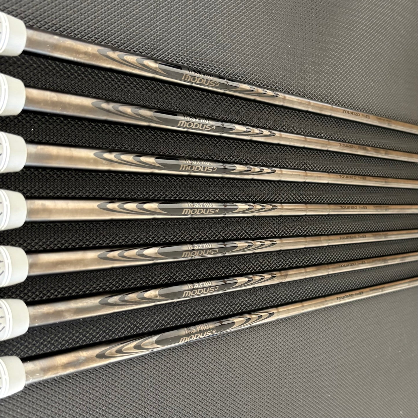 TAYLORMADE P7CB BATTLE WORN IRON SET