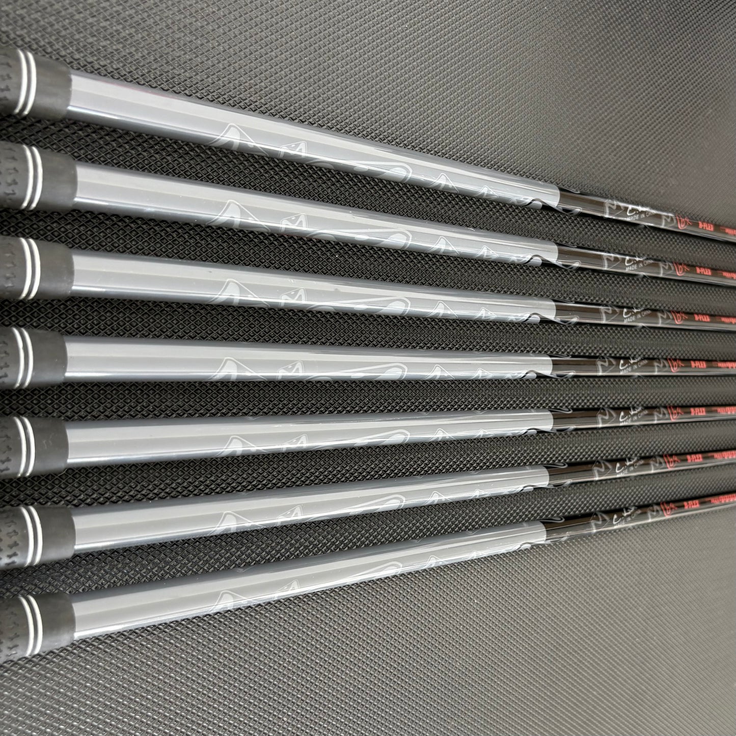 CLEVELAND LAUNCHER UHX IRON SET