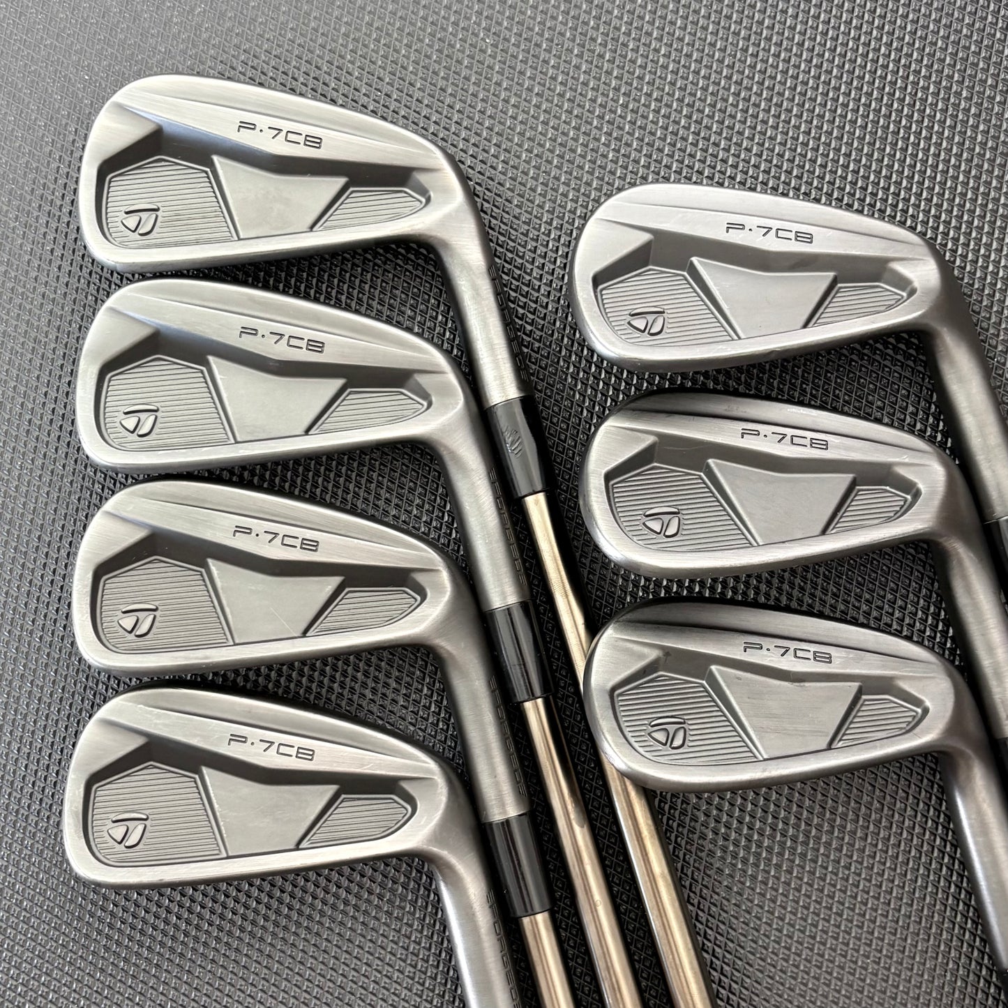 TAYLORMADE P7CB BATTLE WORN IRON SET