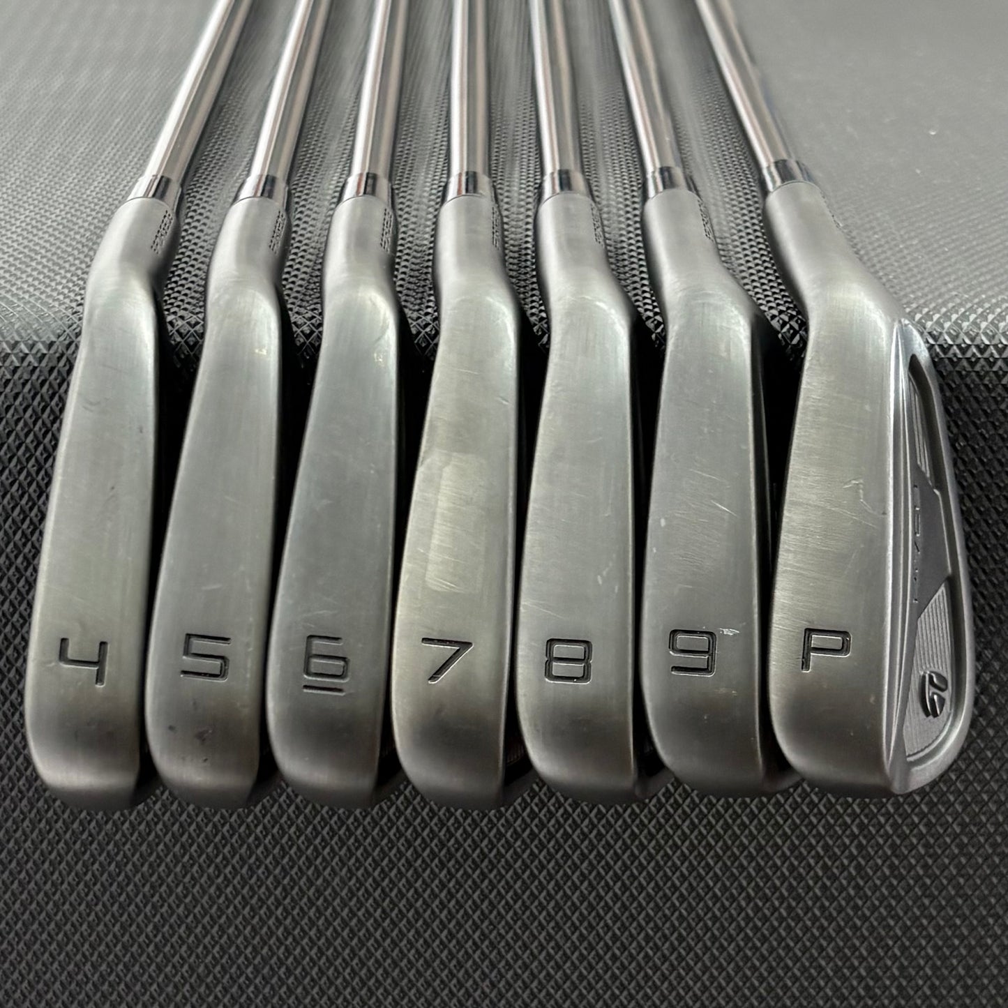TAYLORMADE P7CB BATTLE WORN IRON SET