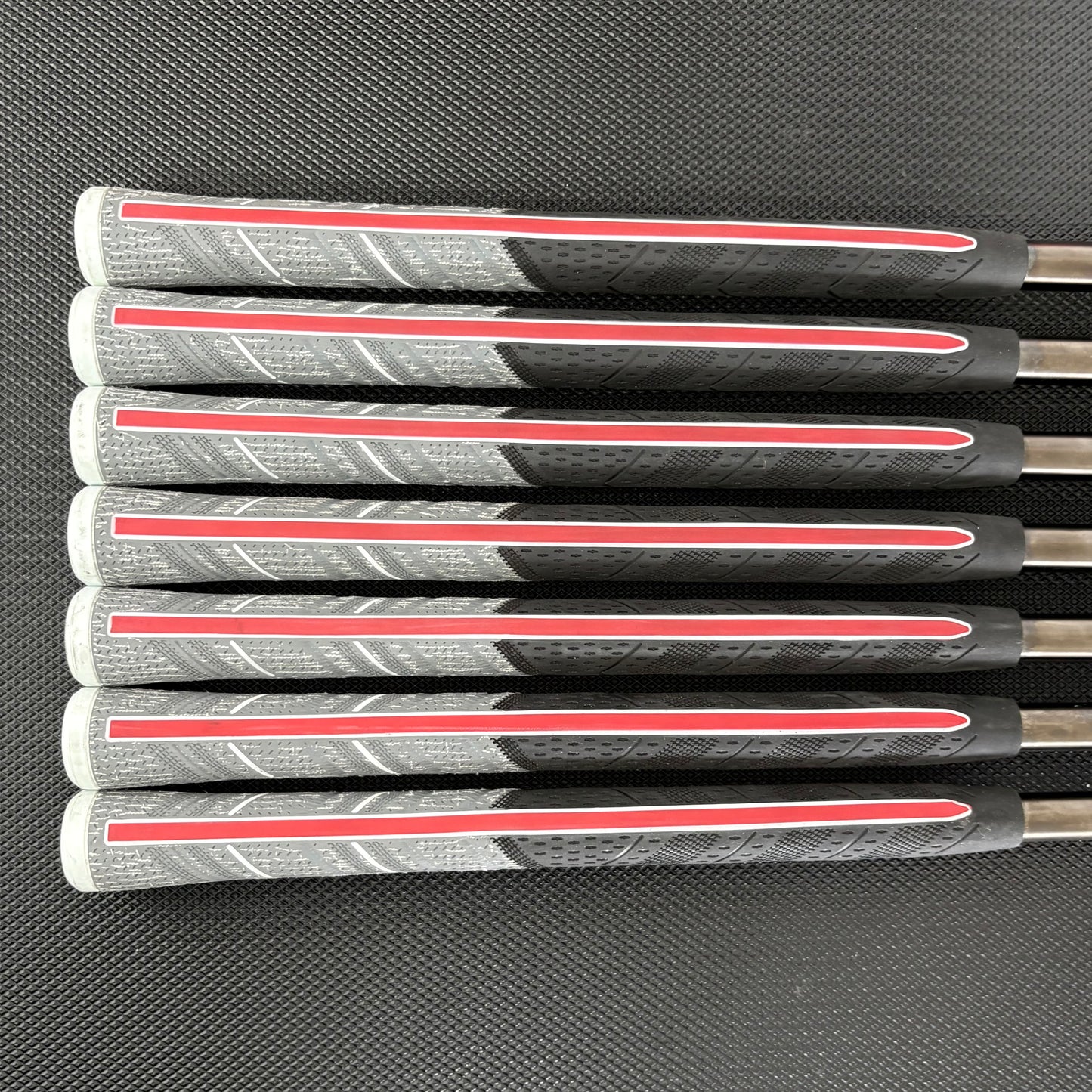 TAYLORMADE P7CB BATTLE WORN IRON SET