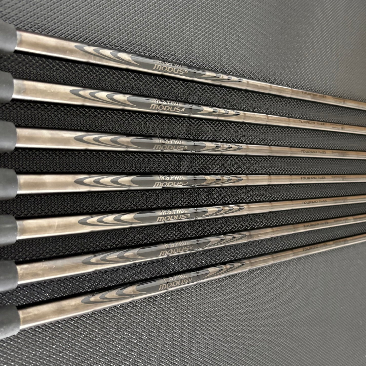 TAYLORMADE P7CB BATTLE WORN IRON SET