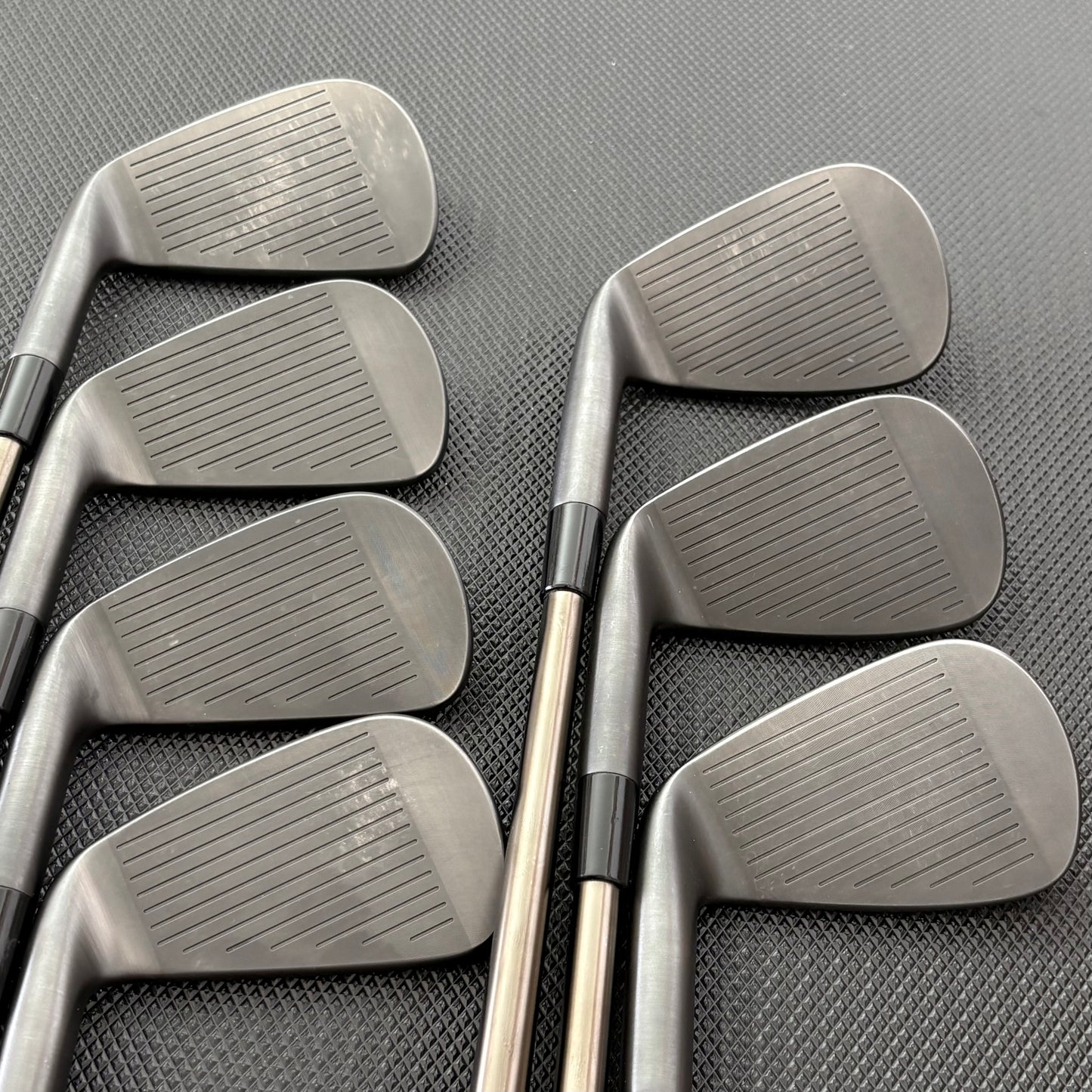 TAYLORMADE P7CB BATTLE WORN IRON SET