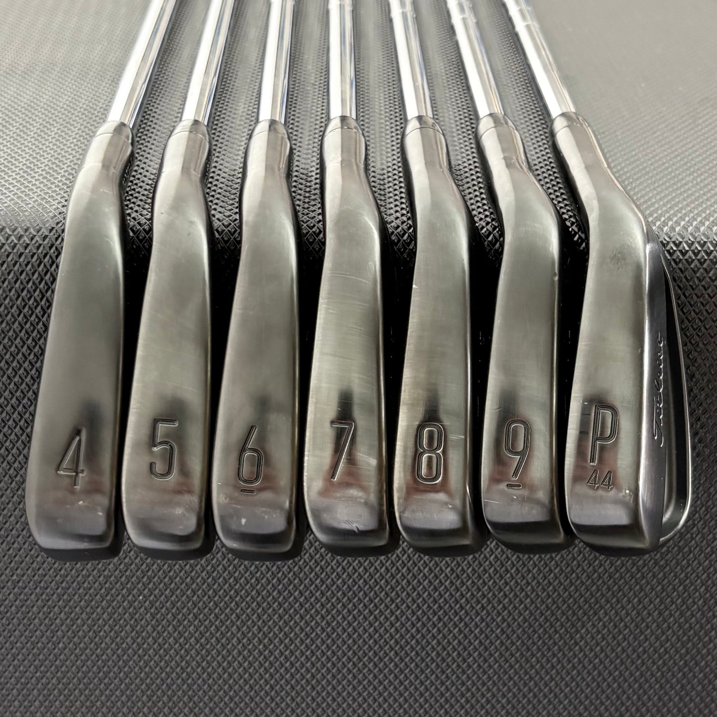 TITLEIST T150 BLACK 2023 IRON SET