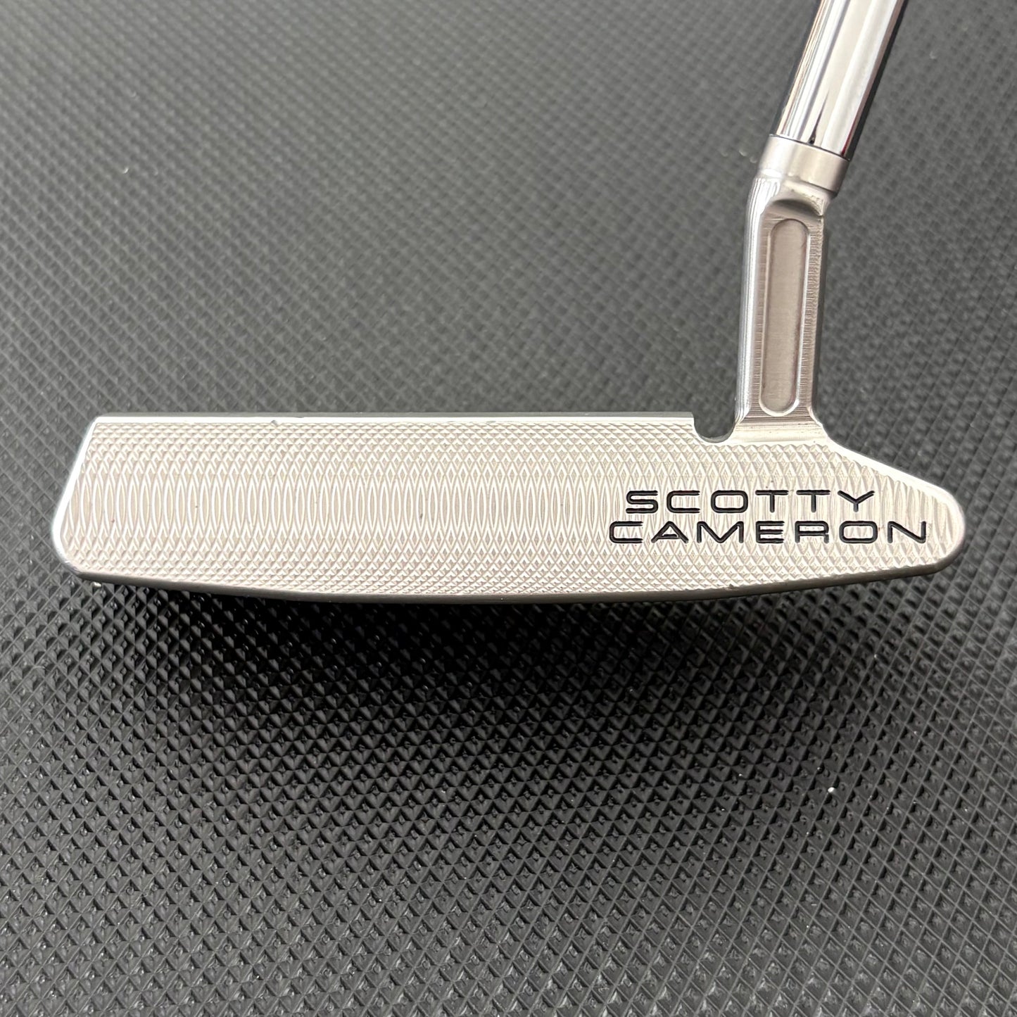 SCOTTY CAMERON SUPER SELECT NEWPORT 2.5 PLUS PUTTER (34”) + HEADCOVER