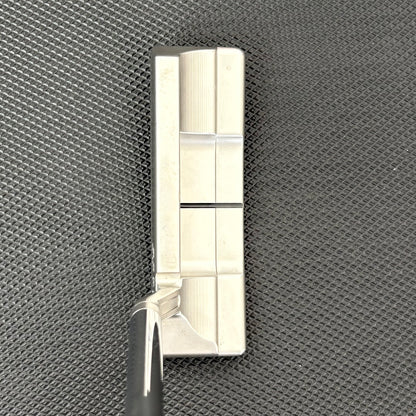 SCOTTY CAMERON SUPER SELECT NEWPORT 2.5 PLUS PUTTER (34”) + HEADCOVER