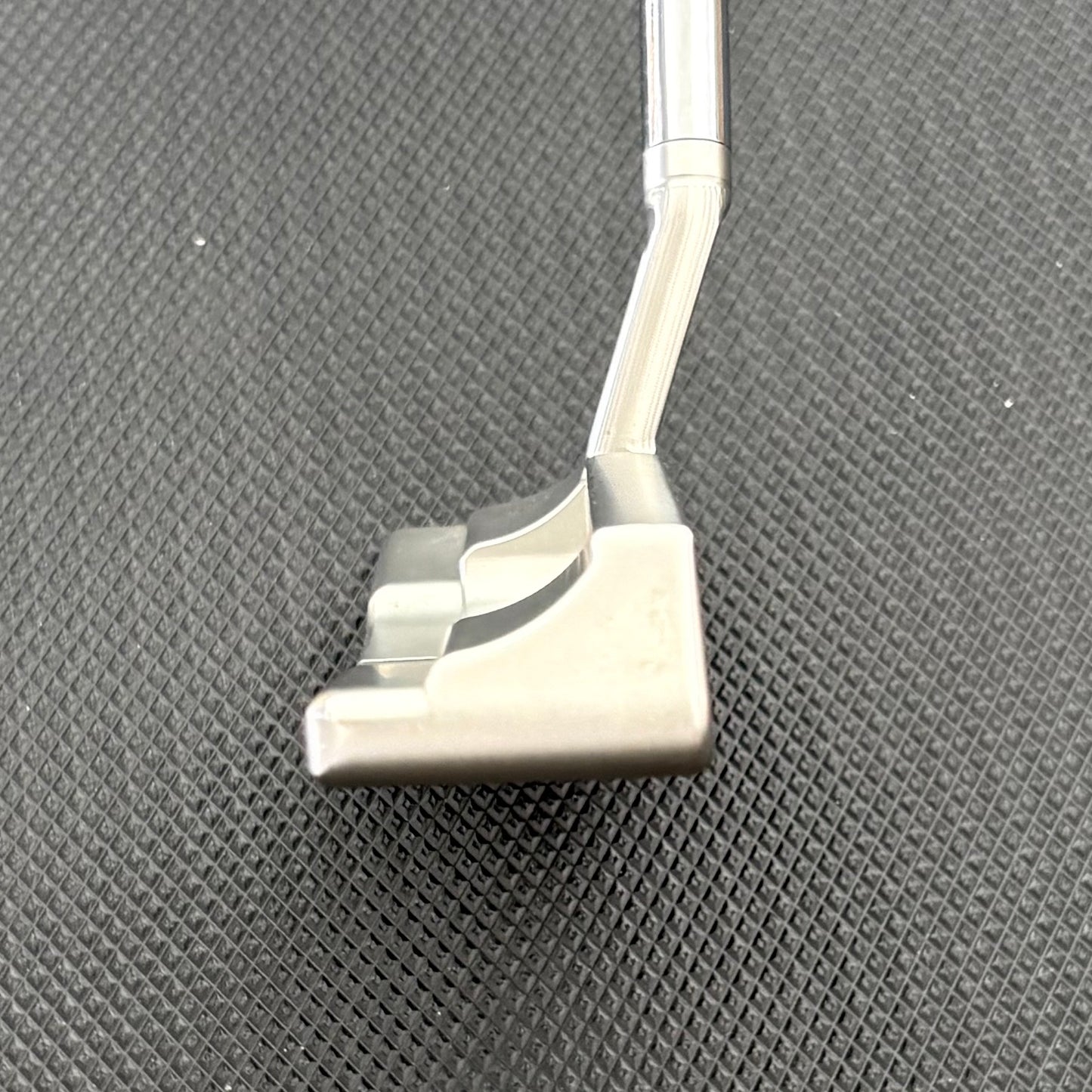 SCOTTY CAMERON SUPER SELECT NEWPORT 2.5 PLUS PUTTER (34”) + HEADCOVER