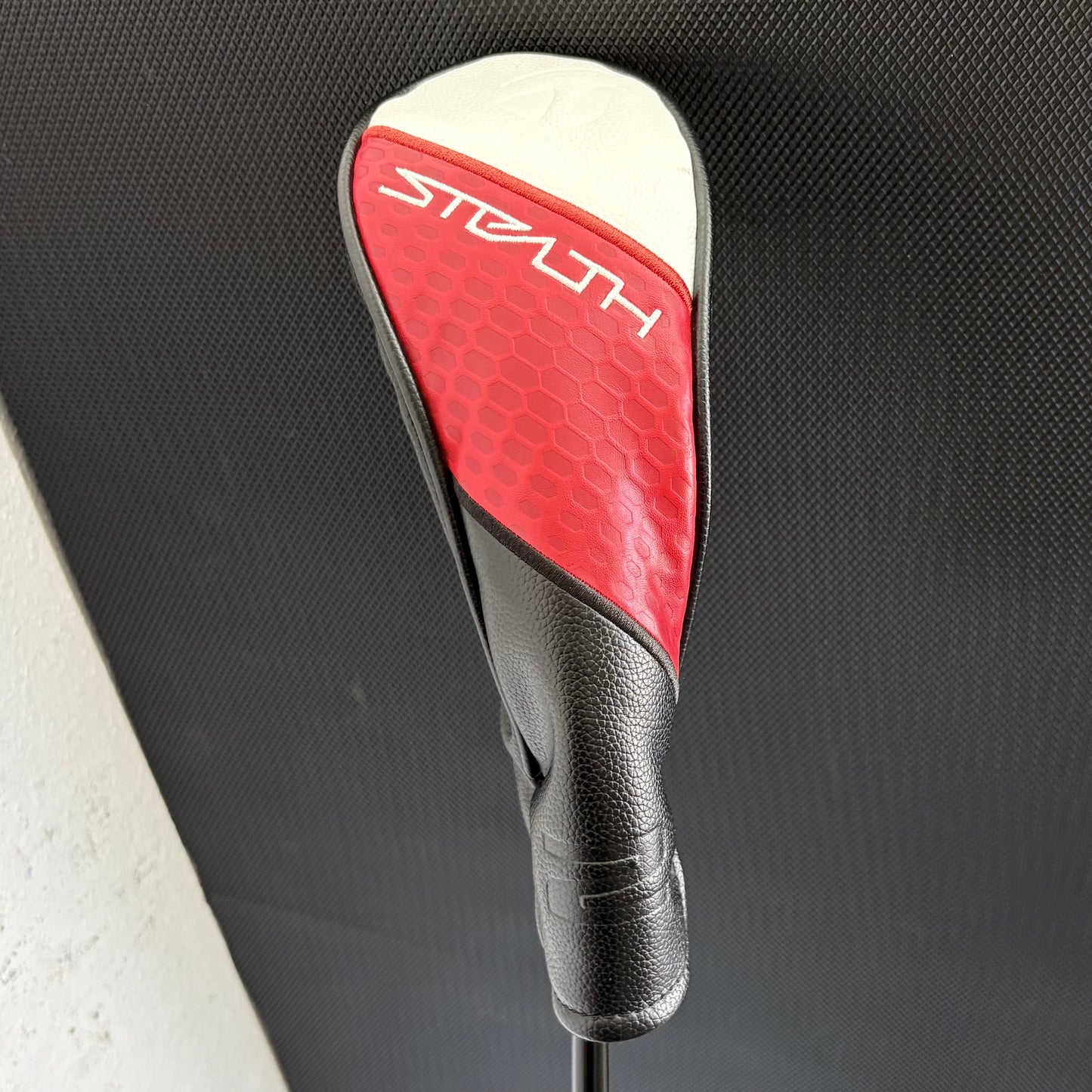 TAYLORMADE STEALTH PLUS RESCUE 3 HYBRID (19.5 DEGREE) + HEADCOVER