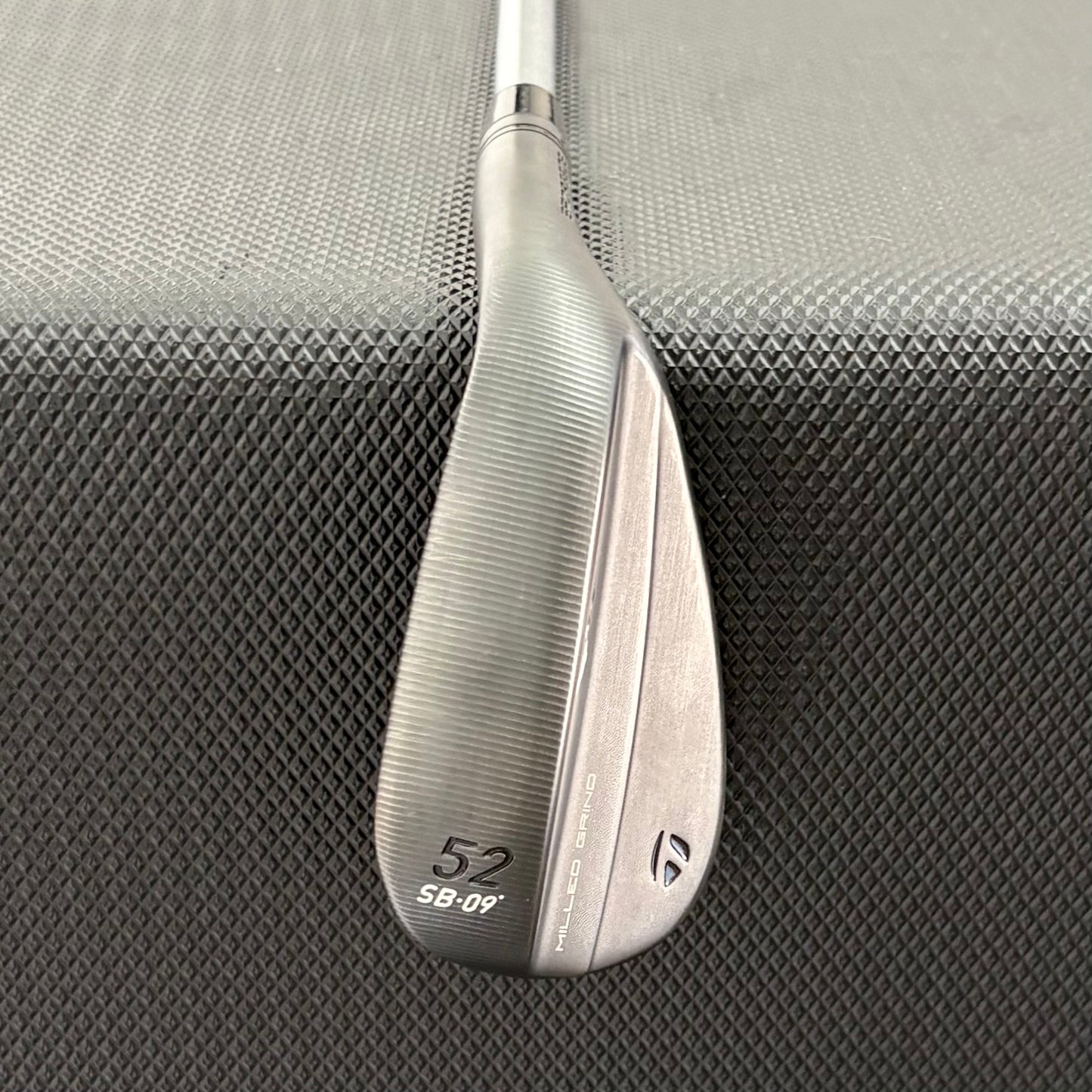 TAYLORMADE MILLED GRIND 5 CHARCOAL WEDGE (52 DEGREE)