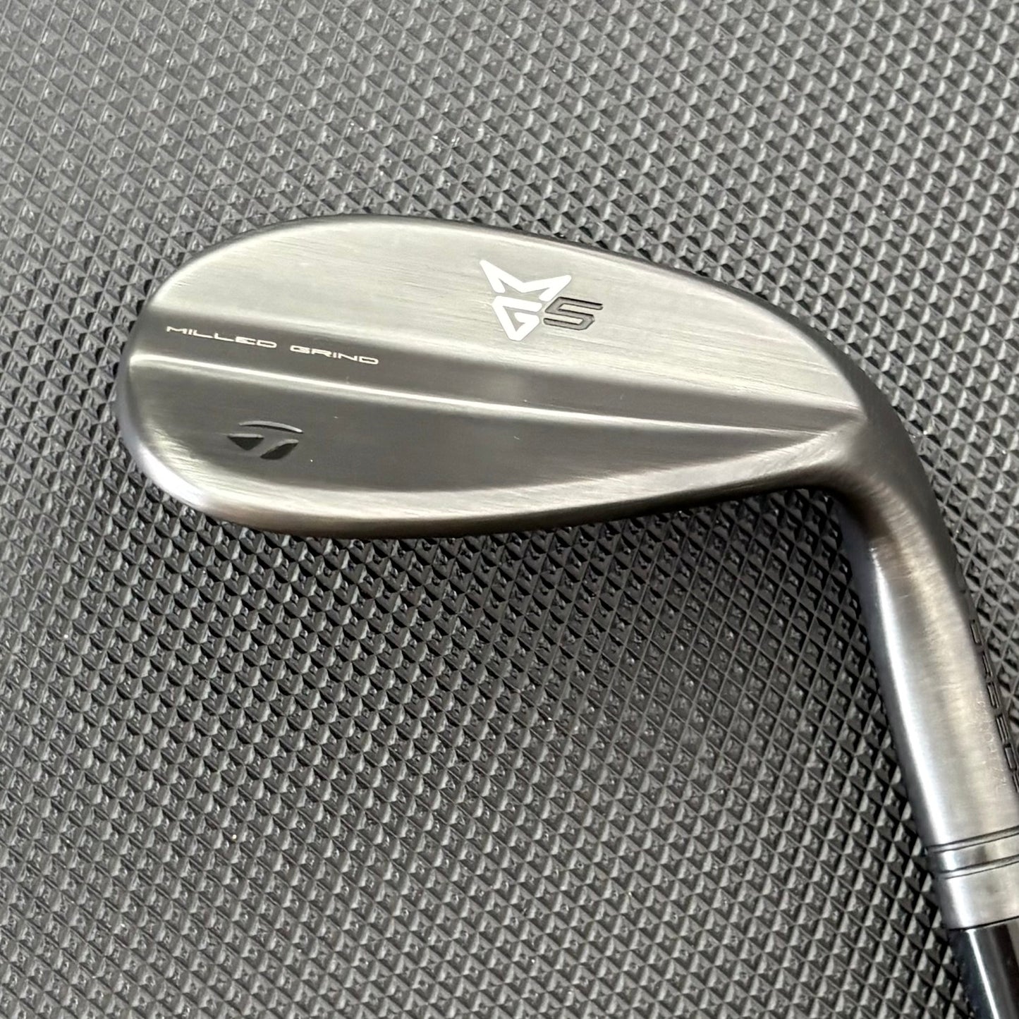 TAYLORMADE MILLED GRIND 5 CHARCOAL WEDGE (52 DEGREE)